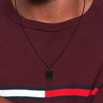 Ανδρικό κολιέ Tommy Hilfiger 2790488 ταυτότητα με κρεμαστή πλακέτα κατασκευασμένο από χειρουργικό ατσάλι σε μαύρο χρώμα, φορεμένο σε ανδρικό λαιμό.